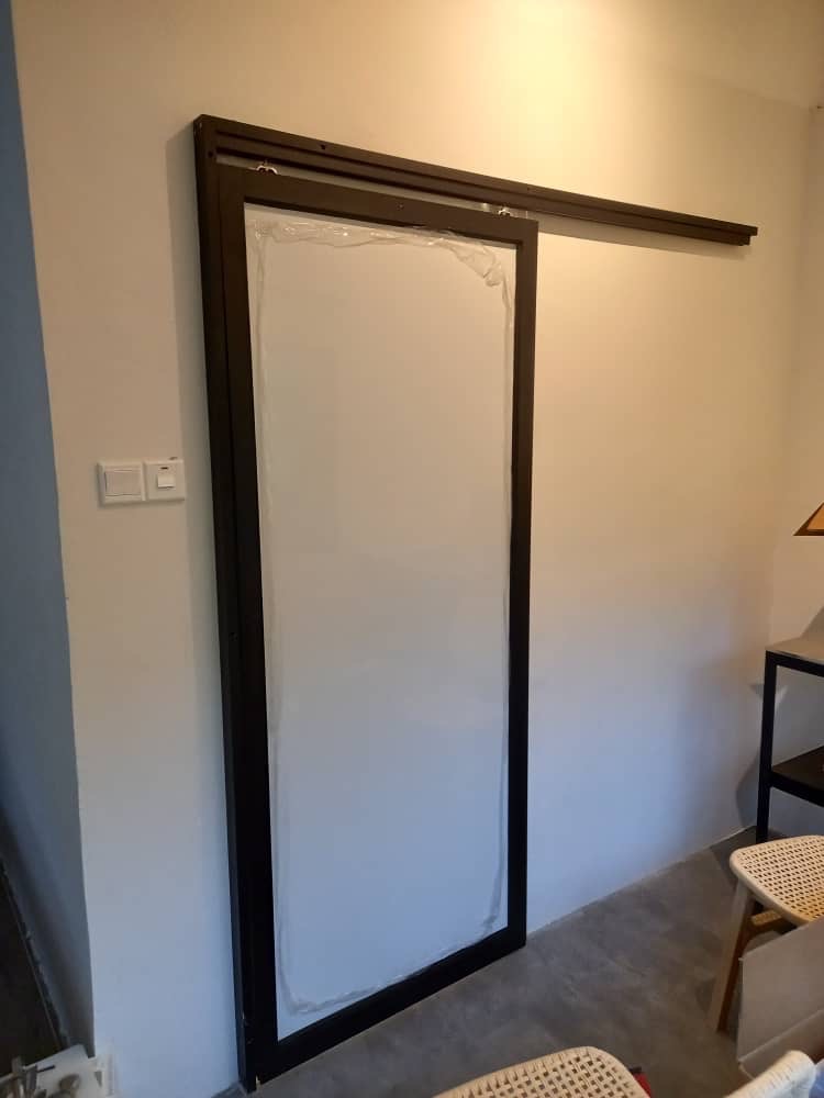 Top hanging sliding door